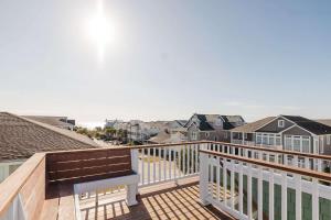 een balkon met een bank bovenop een huis bij 1500 Lumina in Wrightsville Beach