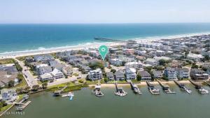 een luchtzicht op een haven met huizen en boten bij 1500 Lumina in Wrightsville Beach