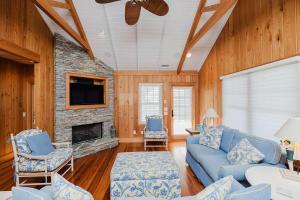 een woonkamer met een blauwe bank en een open haard bij 1500 Lumina in Wrightsville Beach