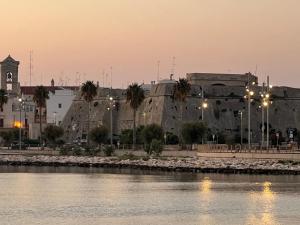 een uitzicht op een stad met een rivier en gebouwen bij Casa Indaterr in Mola di Bari