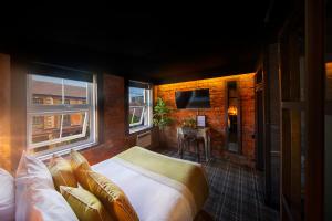 Postel nebo postele na pokoji v ubytování Briggate Hotel