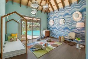 Postel nebo postele na pokoji v ubytování JW Marriott Maldives Kaafu Atoll Island Resort