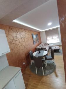 una sala de estar con una mesa y un sofá en Vip Bogic 2, en Zlatibor 2 fotos más