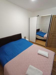 Un dormitorio con una cama grande y un espejo. en Vip Bogic 2, en Zlatibor