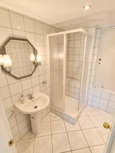 Koupelna v ubytování Villa La Higuera + 29 fotografií