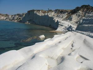 an aerial view of a rocky beach with the ocean at Case Vacanze Ancora in Porto Empedocle