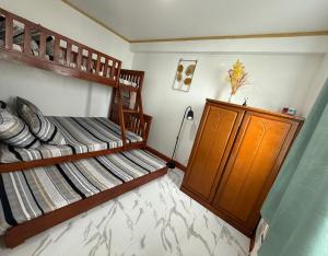 - 2 lits superposés dans une chambre avec une lampe dans l'établissement HOMEY STAYCATION WITH PARKING near Diliman, Katipunan, Commonwealth, à Manille 29 autres photos