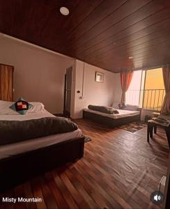 Ένα ή περισσότερα κρεβάτια σε δωμάτιο στο Misty Mountain Homestay, Darjeeling