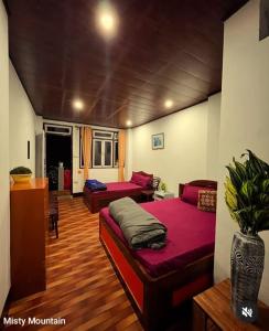 Ένα ή περισσότερα κρεβάτια σε δωμάτιο στο Misty Mountain Homestay, Darjeeling +22 φωτογραφίες