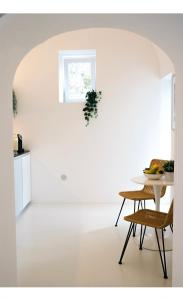 a white room with a table and chairs at La Pigolina in Positano