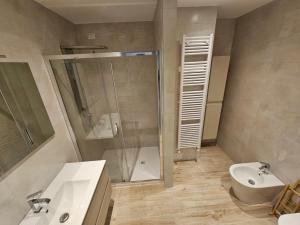 une salle de bain avec douche, lavabo et toilettes dans l'établissement Sempione Green, à Milan