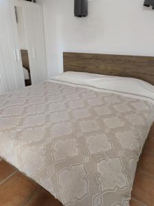 Ένα ή περισσότερα κρεβάτια σε δωμάτιο στο Apartamento con acceso independiente, a un paso de Granada, tranquilidad y comodidad