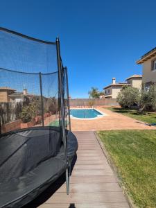 Πισίνα στο ή κοντά στο Apartamento con acceso independiente, a un paso de Granada, tranquilidad y comodidad