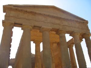 an ancient temple with columns in front of a building at Case Vacanze Ancora in Porto Empedocle