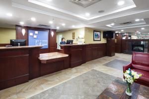Vstupní hala nebo recepce v ubytování Holiday Inn Express Hotel & Suites Edson by IHG