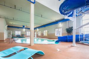 Bazén v ubytování Holiday Inn Express Hotel & Suites Edson by IHG nebo v jeho okolí