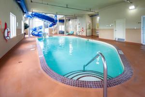 Bazén v ubytování Holiday Inn Express Hotel & Suites Edson by IHG nebo v jeho okolí