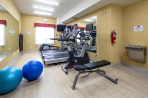 Fitness centrum a/nebo fitness zařízení v ubytování Holiday Inn Express Hotel & Suites Edson by IHG