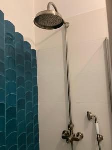 een badkamer met een douche met een lampje bij Maison année 30 chic et cosy in Lorient