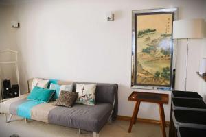 a living room with a couch and a painting on the wall at HOM I 1D1B en Valle Nevado Edif Valle Condores II VC2803 in Lo Barnechea