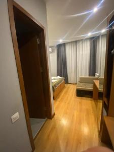 Giường trong phòng chung tại Downtown Tbilisi