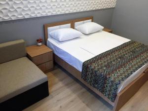 Giường trong phòng chung tại Downtown Tbilisi