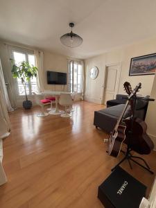 Televízia a/alebo spoločenská miestnosť v ubytovaní Amazing 1 bedroom, 30sec from Arc de Triomphe
