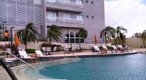 basen hotelowy z krzesłami i budynkiem w obiekcie Apart Resort Aqualand Salinas w mieście Salinópolis