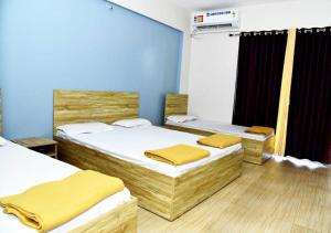 Postel nebo postele na pokoji v ubytování Hotel Amit Palace Bhimashankar + 8 fotografií
