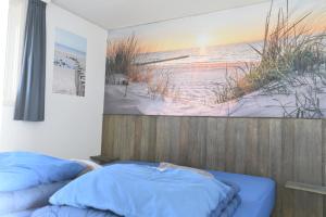 Postel nebo postele na pokoji v ubytování Chalet Zeester J38 Ameland + 25 fotografií