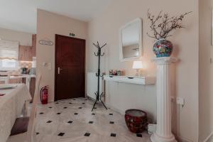 pokój z drzwiami i wazonem na filarze w obiekcie Family Holiday House In Nafplio w Nauplionie +37 zdjęć