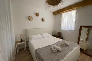 sypialnia z łóżkiem i dwoma ręcznikami na nim w obiekcie Charming Air-Conditioned One-Bedroom 150m from Cavalière Beach w mieście Le Lavandou +14 zdjęć