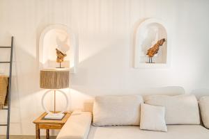 een woonkamer met een bank en twee ramen bij Santa Maria Hotel in Elia Beach