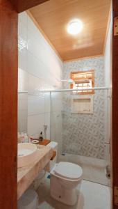 a bathroom with a toilet and a sink at Pousada encanto do mar, Nova caraiva-Ba in Porto Seguro