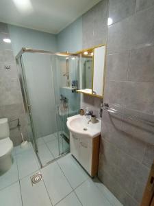 łazienka z prysznicem, umywalką i toaletą w obiekcie Apartman 59 w mieście Zlatibor