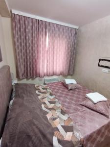 sypialnia z dużym łóżkiem i dwiema poduszkami w obiekcie Apartman 59 w mieście Zlatibor +24 zdjęcia