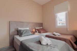 sypialnia z 2 łóżkami i ręcznikami w obiekcie Family Holiday House In Nafplio w Nauplionie