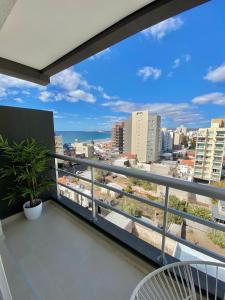 un balcon avec vue sur la ville dans l'établissement FIKA - Depto Temporario, à Puerto Madryn