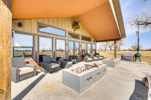 Posezení v ubytování Riverside Retreat in Bridgeport with Game Room!