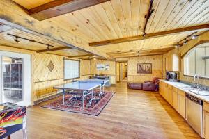 Kuchyň nebo kuchyňský kout v ubytování Riverside Retreat in Bridgeport with Game Room!