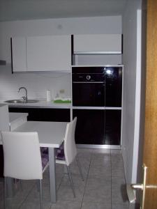 Kuchyňa alebo kuchynka v ubytovaní Apartment Monfiorenzo 11