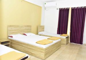 Postel nebo postele na pokoji v ubytování Hotel Amit Palace Bhimashankar