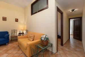una sala de estar con un sofá y una mesa en Casa dell'artigiano, en Sorrento 16 fotos más