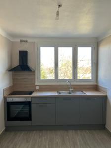 Кухня или мини-кухня в F4 lumineux proche Gare et centre ville
 +23 фотографии