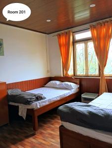 Ένα ή περισσότερα κρεβάτια σε δωμάτιο στο Misty Mountain Homestay, Darjeeling