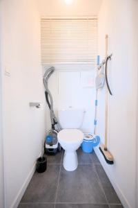 ein Bad mit WC in einem Zimmer in der Unterkunft Charmant cocon, vue mer, piscine et clim in La Seyne-sur-Mer + 12 Fotos