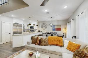 Una sala de estar con un sofá y una cocina. en Gruene Luxury on the Guadalupe, en New Braunfels