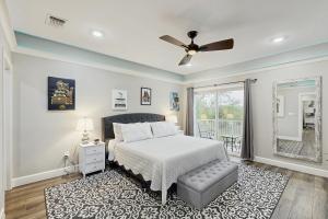 Un dormitorio con una cama y un ventilador de techo. en Gruene Luxury on the Guadalupe, en New Braunfels