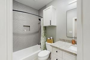 Un baño con inodoro, bañera y lavabo. en Gruene Luxury on the Guadalupe, en New Braunfels 18 fotos más