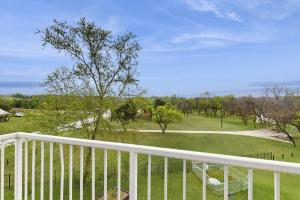 una vista de un parque desde el balcón de una casa en Gruene Luxury on the Guadalupe, en New Braunfels